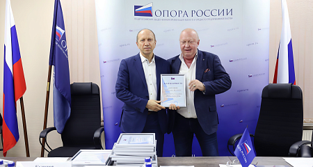 Комитет по электроэнергетике "ОПОРЫ РОССИИ" наградил генерального конструктора "ПиЭлСи Технолоджи"